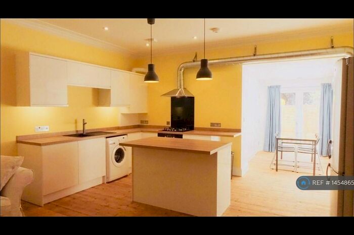 2 Bedroom Flat To Rent In A Freemantle Road, Bristol, BS5