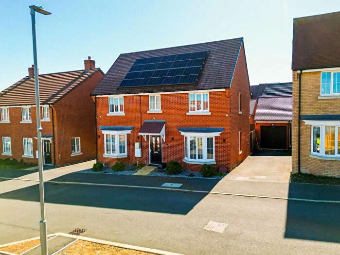 4 Bedroom Detached House For Sale In Olympia Way, Aylesbury, HP18