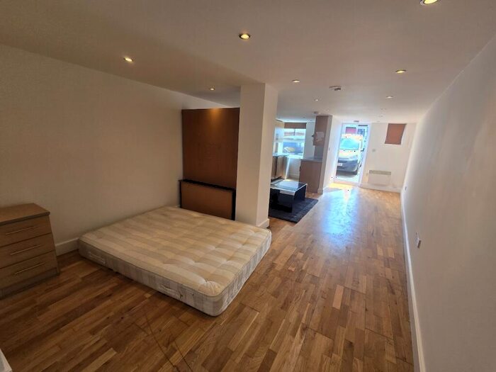 Studio To Rent In Vivian Avenue, Hendon, London, NW4