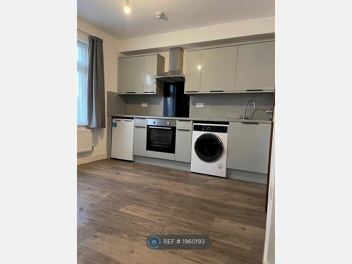 Studio To Rent In Hedge Lane, London, N13