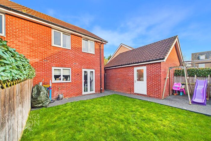 3 Bedroom Semi Detached House For Sale In Meadowsweet Mews, Tharston, Norwich, NR15