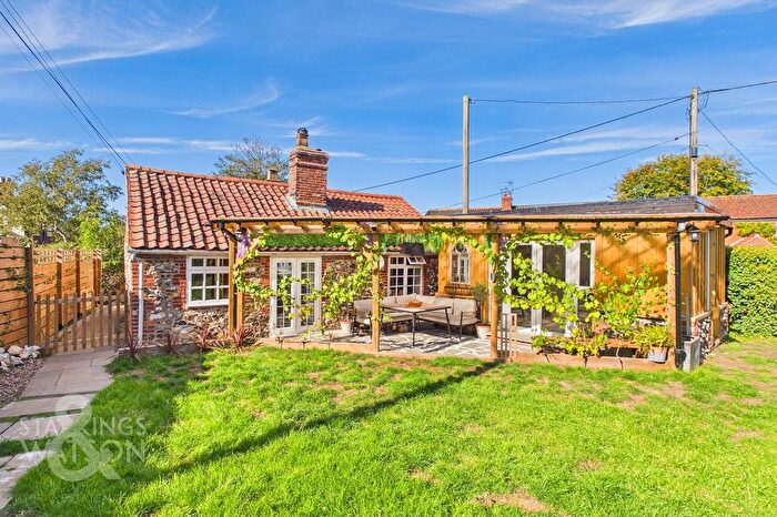 2 Bedroom Detached Bungalow For Sale In The Common, Surlingham, Norwich, NR14