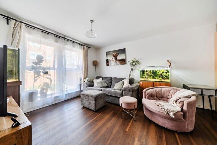 2 Bedroom Flat For Sale In Yersin Court, Swindon, Wiltshire, SN1