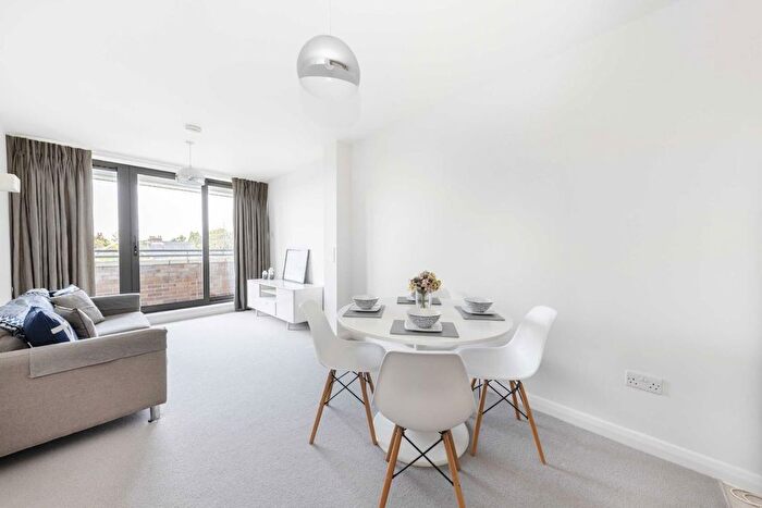 1 Bedroom Flat For Sale In Heathfield Square, Earlsfield, SW18