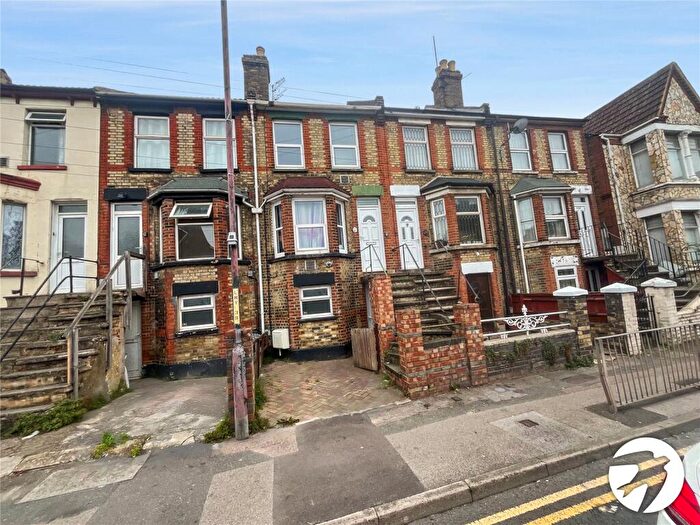 2 Bedroom Flat To Rent In Luton Road, Chatham, ME4