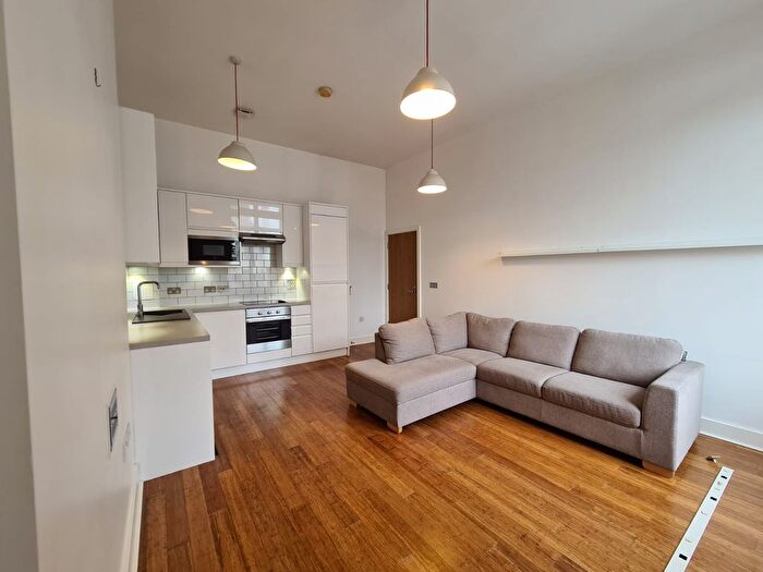 2 Bedroom Flat To Rent In East End Mission, London, E1