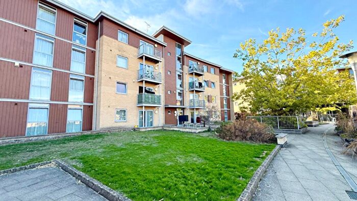 2 Bedroom Flat To Rent In Kelvin Gate, Bracknell, Berkshire, RG12