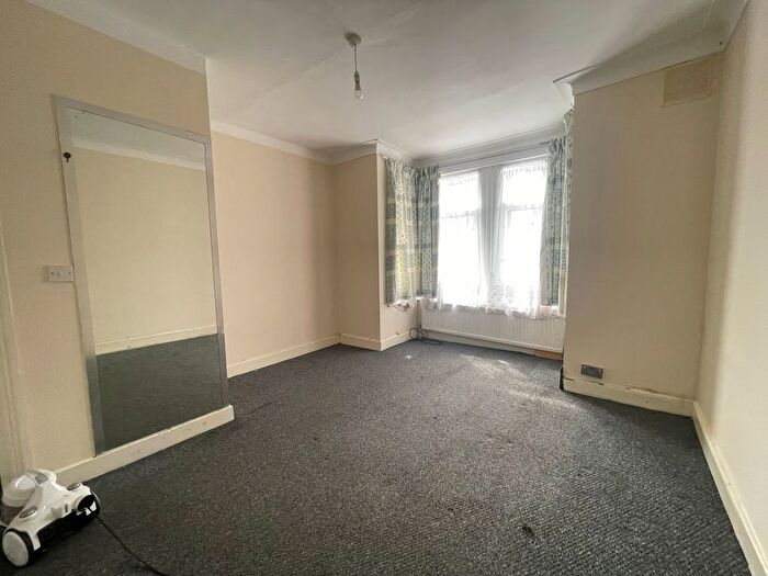 3 Bedroom Flat To Rent In St. Albans Road, Ilford, IG3