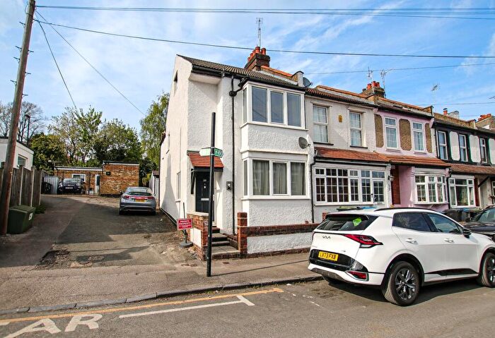2 Bedroom End Of Terrace House To Rent In Woodman Road, Coulsdon, CR5