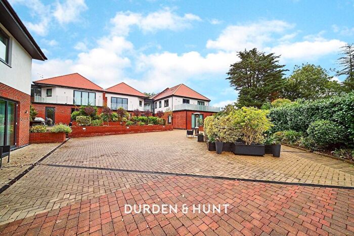 2 Bedroom Apartment For Sale In Eden Avenue, Chigwell, IG7
