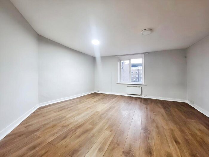 2 Bedroom Flat To Rent In Bishopric Street. Horsham, RH12