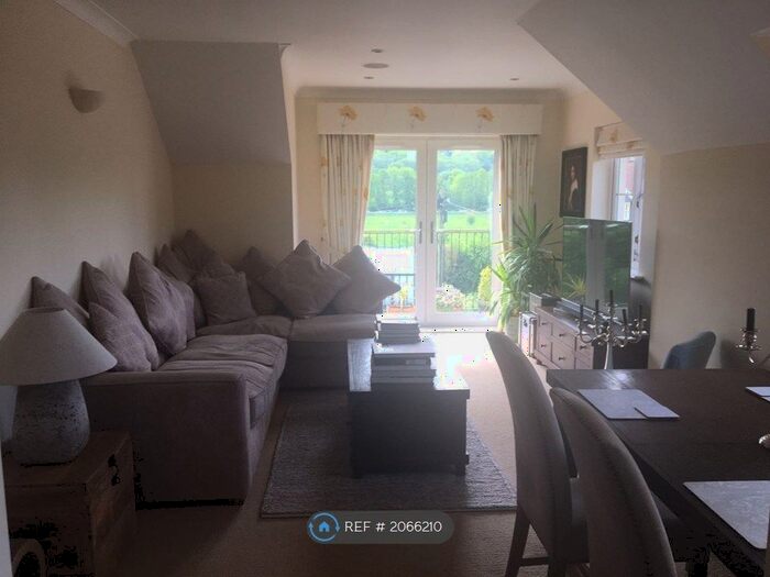 3 Bedroom Flat To Rent In Kingsdowne House, Godalming, GU7