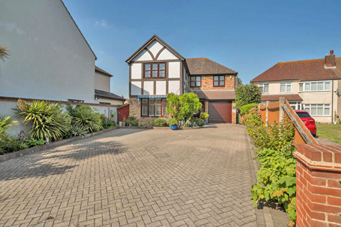 4 Bedroom Detached House For Sale In Long Lane, Bexleyheath, DA7