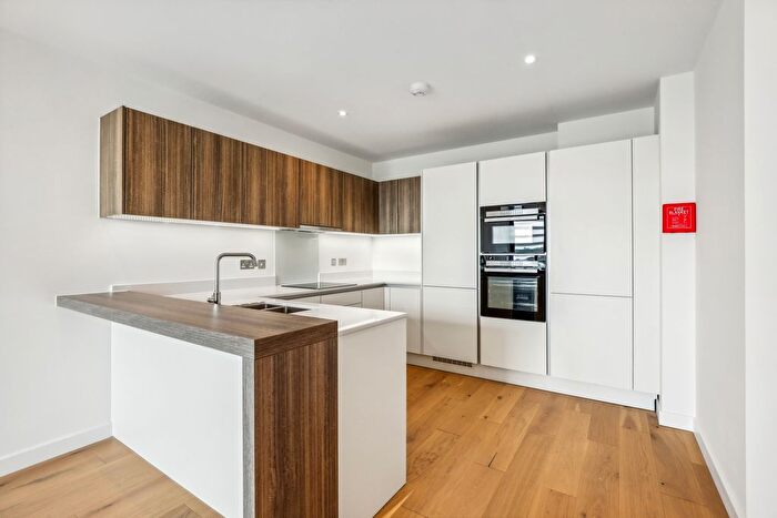 3 Bedroom Flat To Rent In Twickenham Gateway, London Road, Twickenham, TW1