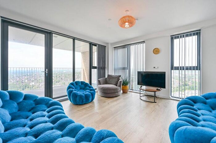 3 Bedroom Flat To Rent In Lakeside Drive, Park Royal, London, NW10