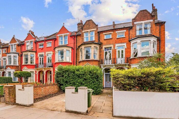 2 Bedroom Flat To Rent In Poynders Road, London, SW4