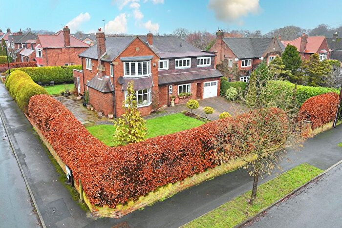 5 Bedroom Detached House For Sale In Almsford Avenue, Harrogate, HG2