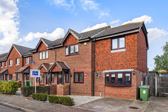 3 Bedroom End Of Terrace House For Sale In Charlotte Close, Bexleyheath, DA6