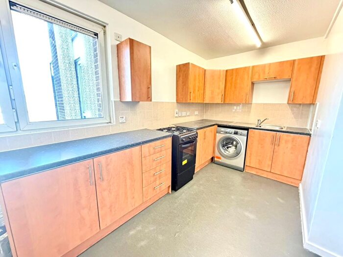 4 Bedroom Flat To Rent In Roman Road, London, E3