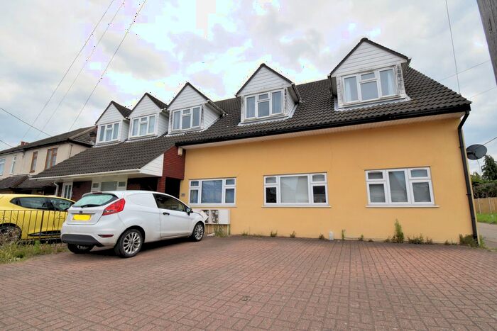 3 Bedroom Flat To Rent In Pound Lane, Bowers Gifford, Basildon, Essex, SS13