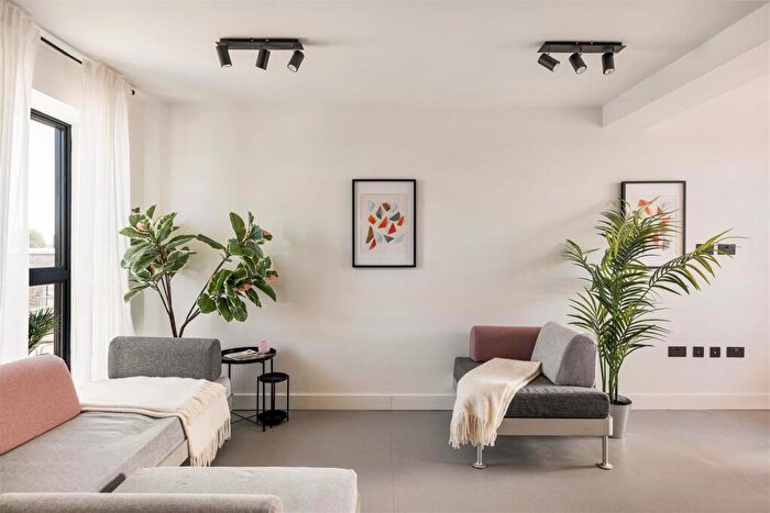 2 Bedroom Duplex For Sale In Tamarind Mews, Meridian Water, London, N18
