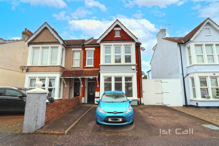 2 Bedroom Flat To Rent In Ambleside Drive, Southend-On-Sea, SS1