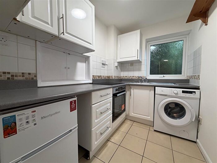 2 Bedroom Apartment To Rent In Guys Cliffe Avenue, Leamington Spa, CV32