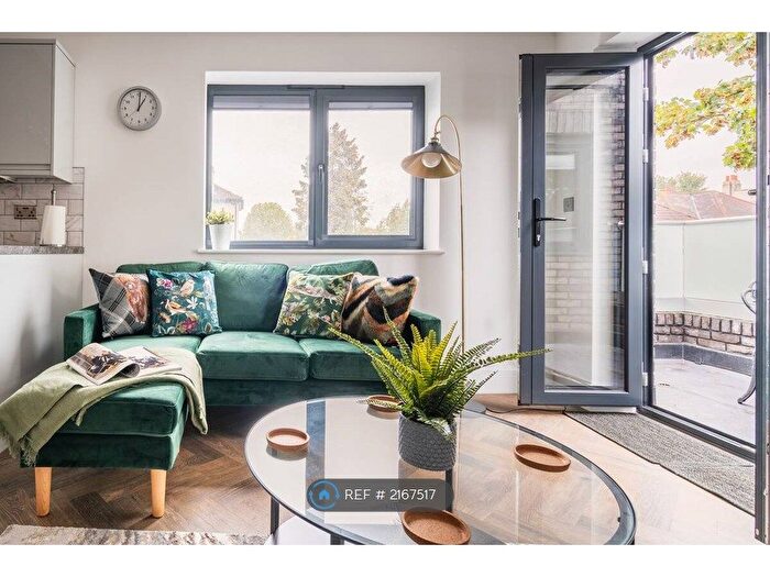 1 Bedroom Flat To Rent In Station Lane, Hornchurch, RM12