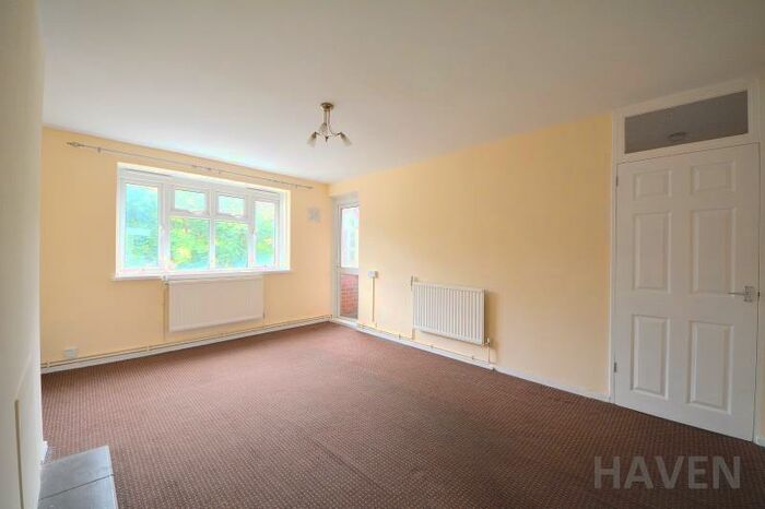 3 Bedroom Flat To Rent In Oak House, London, N2