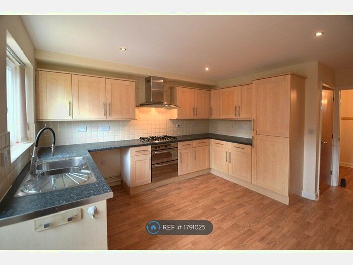 4 Bedroom End Of Terrace House To Rent In Mitre Court, Taunton, TA1