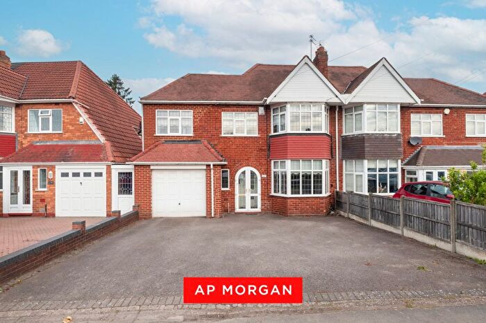 4 Bedroom Semi Detached House For Sale In Lyndon Road, Solihull, West Midlands, B92