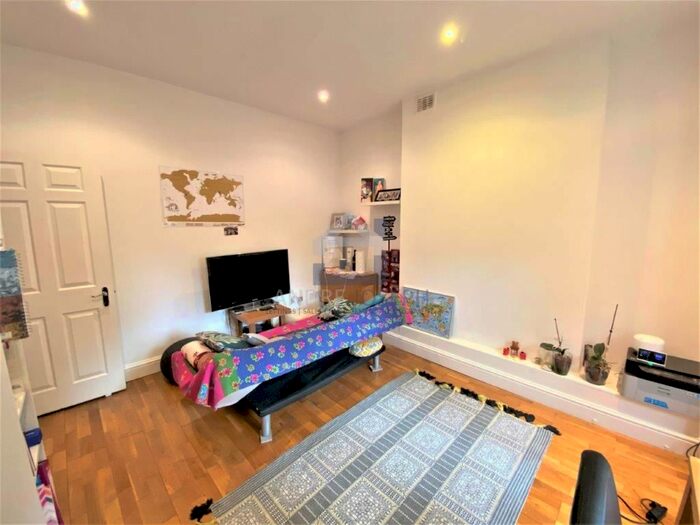 1 Bedroom Flat To Rent In East Hill, Wandsworth, London, SW18