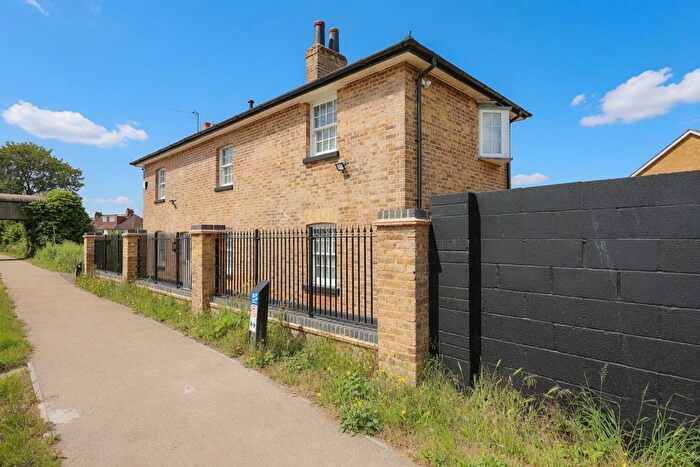 3 Bedroom Detached House For Sale In Culvert Lane, Uxbridge, UB8