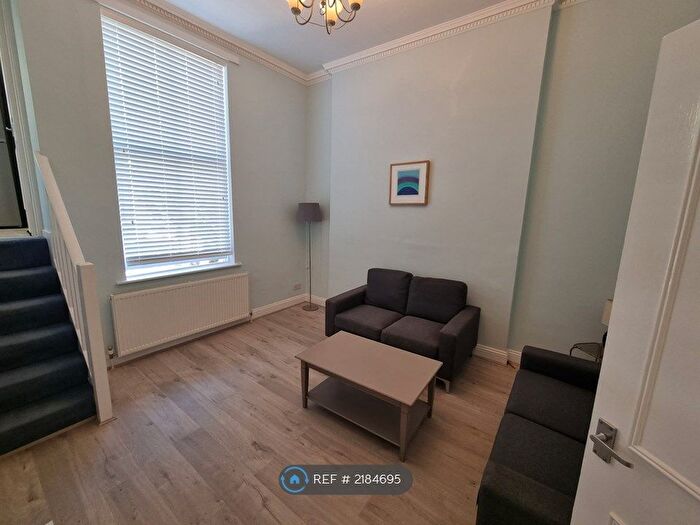 2 Bedroom Flat To Rent In Cambridge Gardens, London, W10