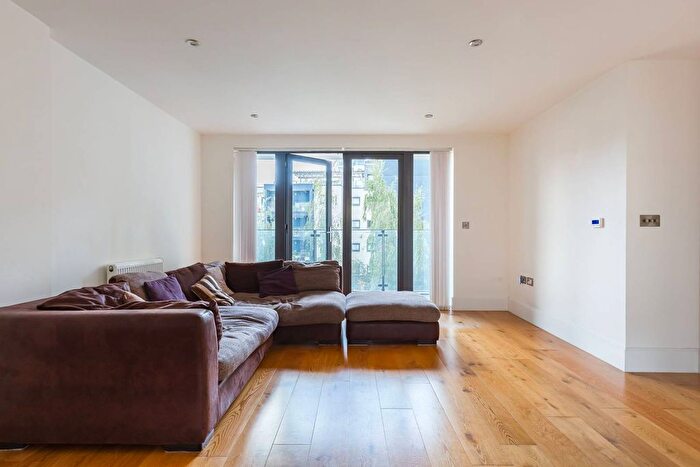 2 Bedroom Flat To Rent In Bow Common Lane, Bow, London, E3