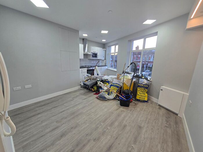 3 Bedroom Flat To Rent In Durnsford Road, Southfields, South West London, SW19