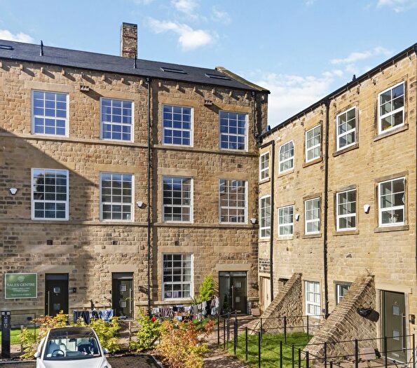 3 Bedroom Detached House To Rent In Bobbin Row, Leeds, West Yorkshire, LS12