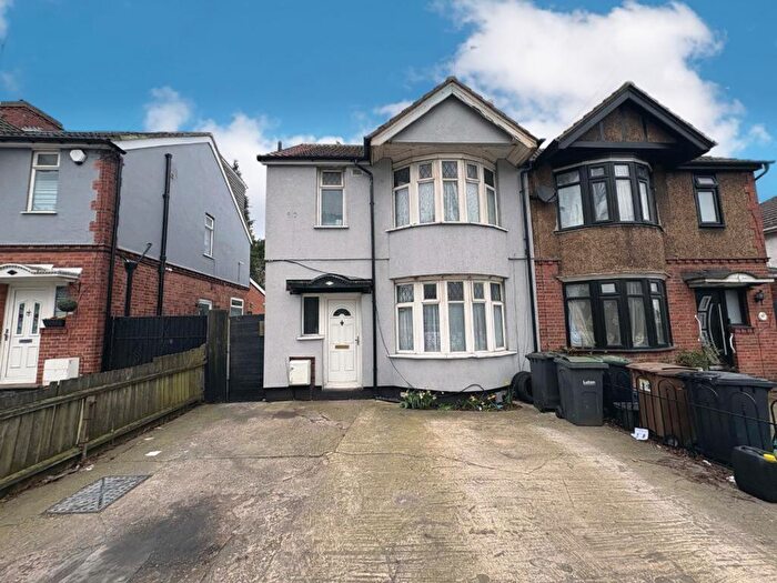 3 Bedroom Semi-Detached House For Sale In Waller Avenue, Luton, LU4