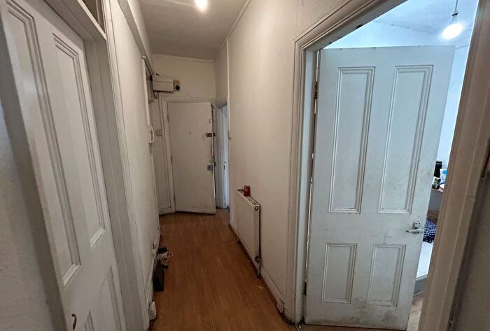 3 Bedroom Flat For Sale In Frinton Mews, Gants Hill, Ilford, Essex, IG2