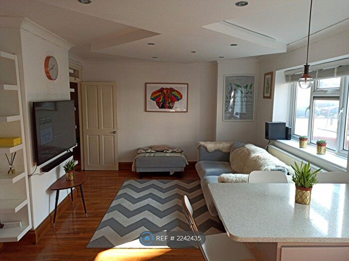 2 Bedroom Flat To Rent In Butler House, Bethnal Green, London, E2