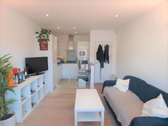 2 Bedroom Flat To Rent In Samros Apartments, Finsbury Park, London, N4