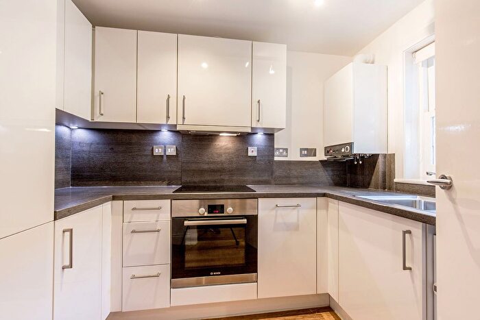 3 Bedroom Flat To Rent In Creighton Avenue, London, N2
