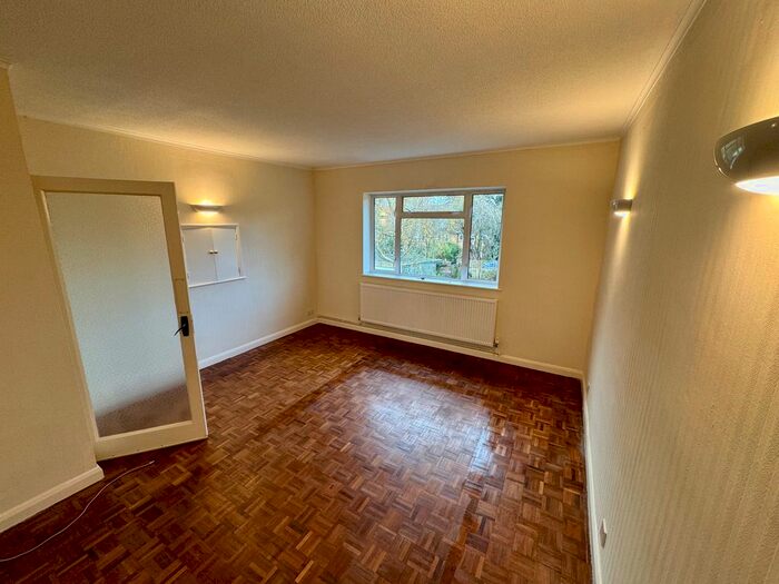 2 Bedroom Maisonette To Rent In Cromwell Close, East Finchley, N2