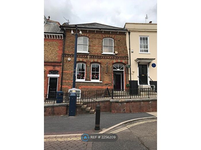 3 Bedroom Flat To Rent In High Street, Alton, GU34