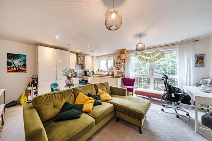 2 Bedroom Flat For Sale In Ash Way, Woodford Green, London, IG8