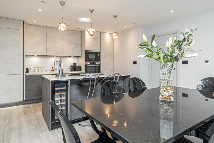 2 Bedroom Apartment For Sale In Tottenham Lane, Crouch End, N8