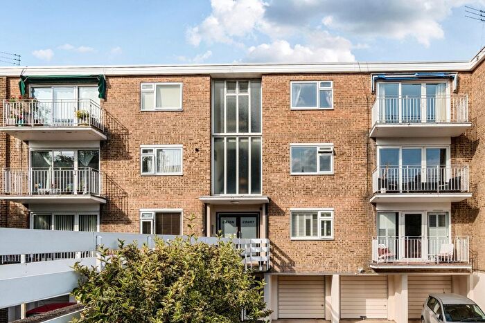 2 Bedroom Flat To Rent In Beckenham Grove, Shortlands, Bromley, BR2