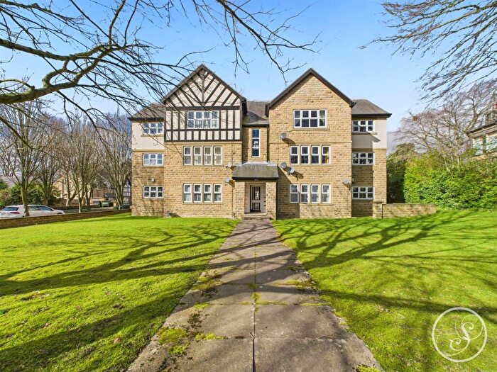 2 Bedroom Flat To Rent In Parkwood Court, Roundhay, LS8