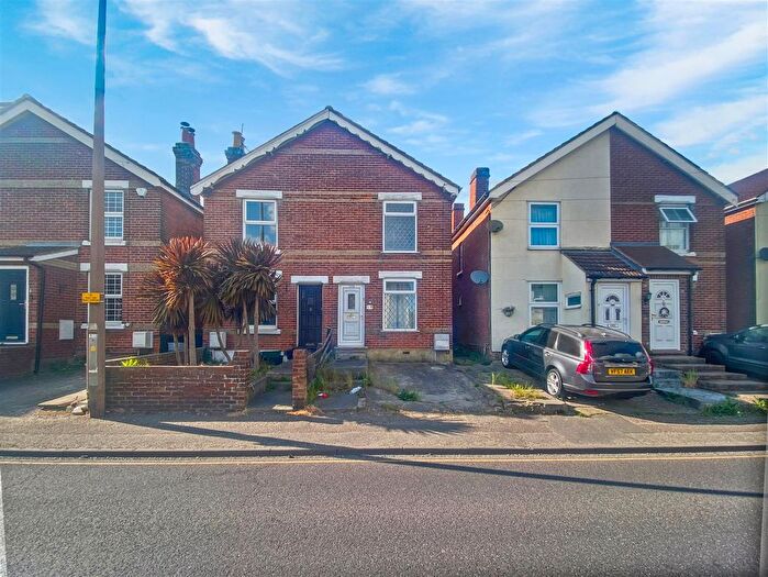 3 Bedroom Semi-Detached House To Rent In Harwich Road, Colchester, CO4