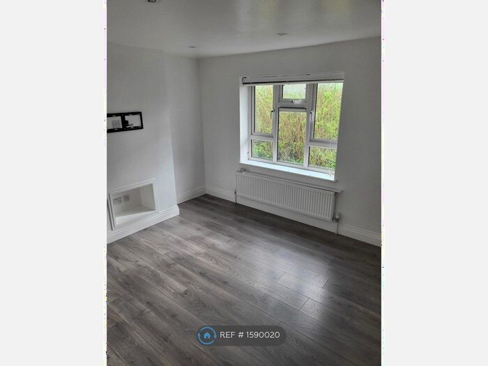 1 Bedroom Flat To Rent In Orchard Close, Radlett, WD7